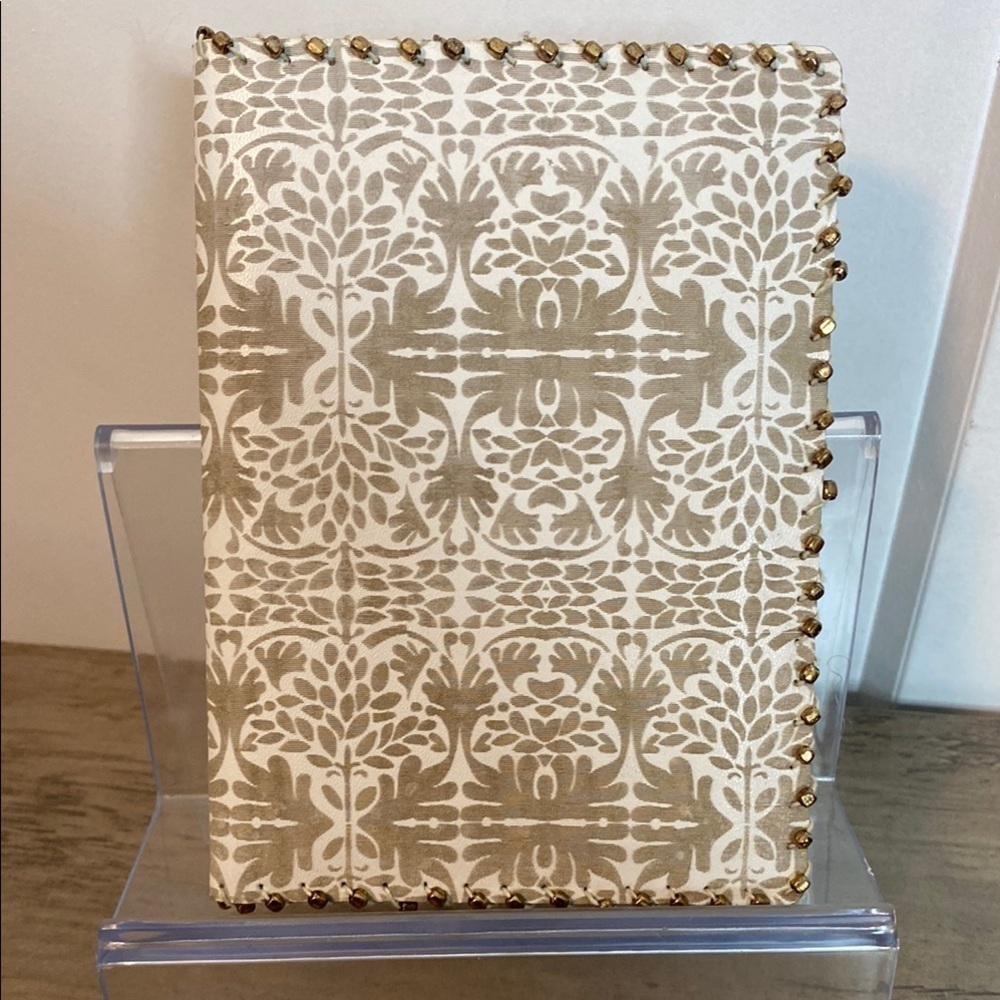 💚 Beige and tan coloured passport Holder with beading along edges